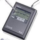 Tmavě šedý digitální přístroj s displejem a ovládacími tlačítky. Na horní části je bílý nápis Roland, v dolní části nápis PMA-5 PERSONAL MUSIC ASSIST…