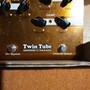 Kytarový efekt v hnědém kovovém šasi s nápisem Twin Tube Classic. Na horní straně jsou čtyři černé otočné knoflíky s popisky Gain, Volume, Treble a B…