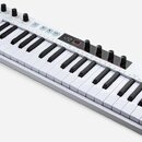 Bílá MIDI klaviatura s plastovým šasi. Na pravé straně je nápis ARTURIA a pod ním text The sound explorers. Horní panel obsahuje čtyři černé otočné o…