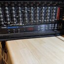 Fotografie zachycuje dva rackové přístroje v černém case. Horní je mixovací pult s nápisem ALESIS STUDIO 12R, spodní je efektový procesor s nápisem A…