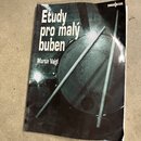 Fotografie zobrazuje sešit s názvem Etudy pro malý buben, jehož autorem je Martin Vaigl. V pravém horním rohu je logo muzikus. Na obálce je černobílá…