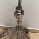 Detail chromovaného stojanu s viditelným nápisem MAPEX a doprovodným logem. Horní část tvoří zdrojený závitový šroub s plastovou podložkou. Povrch je…