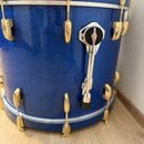 Modrý buben s lesklým povrchem a zlatými lugy. Na korpusu je umístěn chromovaný mechanismus s černým knoflíkem. Povrch nástroje vykazuje drobné odraz…