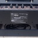 Kytarový kombo zesilovač v černém texturovaném provedení. Na ovládacím panelu jsou čtyři černé otočné knoflíky s popisy VOLUME, BASS, TREBLE a GAIN,…