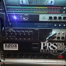 Fotografie zachycuje rack s několika zařízeními. Z horní části jsou vidět přístroje s nápisy "free wireless TWIN PT 933 UHF DUAL CHANNEL RECEIVER", "…