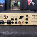 Zadní strana zesilovače béžové barvy s různými konektory a ovládacími prvky. Na přístroji jsou nápisy „Hand Crafted in Montrose MN, USA“, „Recording…
