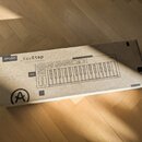 Kartonová krabice s černobílým potiskem MIDI kontroléru. Na krabici jsou nápisy ARTURIA, _KeyStep Controller & Sequencer a mk2. V levém dolním rohu j…