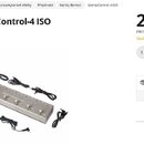 Stříbrný kovový přepínač s nápisem STOMPCONTROL-4 ISO a logem Harley Benton. Zařízení má čtyři stoupací spínače a několik konektorů na zadní straně.…