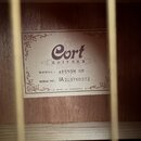 Fotografie zachycuje štítek uvnitř akustického nástroje. Na štítku je nápis Cort GUITARS, MODEL: AP550M OP a SERIAL NO: IA210760372. Dole je uveden t…