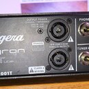 Zadní strana černého kytarového zesilovače s nápisy Bugera, Veyron Tube a BV1001T. Jsou zde vidět konektory pro napájení AC/POWER, výstupy SPEAKERS a…