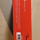 Červená papírová krabice s bílým nápisem Original JAZZ BASS® PICKUP SET. V dolní části je černé logo Fender® a bílá nálepka s čárcovým kódem a číslem…