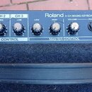 Detail ovládacího panelu černého komba s nápisy Roland 3-CH MIXING KEYBOARD AMPLIFIER KC-60. Panel obsahuje sekce CHANNEL CONTROL s ovladači pro CH 1…