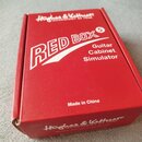 Červená kartonová krabice s bílými nápisy. Na horní straně je uvedeno logo Hughes & Ketterer s doplňkem TECHNOLOGY OF TONE, velký nápis RED BOX 5 a t…