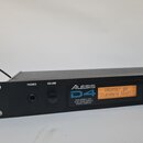 Černý elektronický bicí modul s displejem. Na zařízení jsou nápisy PHONES a VOLUME u příslušných ovládacích prvků. Viditelné je logo ALESIS a označen…