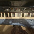 Černý digitální klavír značky YAMAHA. Na pravé straně panelu je nápis Stage Piano CP73 a červený štítek s textem CP. Nástroj má bílé a černé klávesy,…