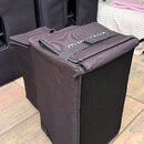 Na fotografii jsou čtyři černé textilní kryty na reproduktory. Na jednom z nich v horní části je bílé logo a nápis YAMAHA. Povrchy materiálů vykazují…