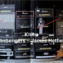 Fotografie zobrazuje rozsáhlou sbírku kytarových zesilovačů a dvou elektrických kytar. Jsou zde viditelné značky Marshall, Bogner, Mesa/Boogie, Ampeg…