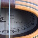 Detail vnitřku akustické kytary s viditelnou štítkem. Na štítku je nápis MODEL B.A/4 a sériové číslo 270280, vlevo je viditelné logo a nápis nati Ita…