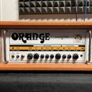 Kytarový zesilovač v oranžovém texturovaném potahu s černými hranami. Na předním panelu je velký nápis ORANGE a označení ROCKERVERB 50 spolu s logem.…