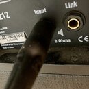 Detail zadní strany přístroje s nápisy IRT212, Power Rating 160W a Serial Number: následovaným kódem RJC0086. Jsou zde vidět konektory s popisky Inpu…