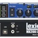 Modrý rackový efektový procesor Lexicon MX200 Dual Reverb Effects Processor. Přední panel obsahuje několik otočných ovladačů, tlačítka a displej s ná…