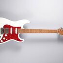 Bílá elektrická kytara s červeným zrnitým pickguardem a světlou dřevěnou hmatnicí. Na hlavě kytary je viditelné logo Squier. Nástroj vykazuje čistý p…