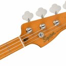 Fotografie zachicuje hlavu a hриф basové kytary v žlutohnaté barvě. Na hlavě je vidět nápis Squier by Fender a PRECISION BASS. Nástroj má čtyři kovov…