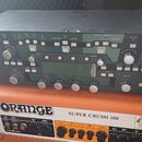 Černý rackový kytarový zesilovač s nápisem PROFILING AMPLIFIER a logem Kemper. Zařízení má digitální displej, řadu bílých tlačítek a stříbrných otočn…