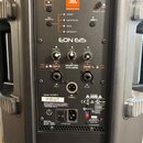 Zadní panel černého aktivního reproduktoru s nápisy JBL PROFESSIONAL a EON 615. Panel obsahuje ovládací prvky jako přepínače POWER, FRONT LED, tlačít…