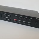 Detailní pohled na ovládací panel černého elektronického zařízení. Jsou vidět tlačítka s bílými nápisy STORE, NOTE CHASE, VOICE, TUNE, MIX, OUTPUT, E…