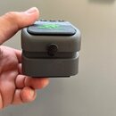 Šedý efekt pedál s obdélníkovým tvarem a zaoblenými hranami. Na horní části je vidět zelený nápis "Traction Control". Povrch pedálu vykazuje mírné zn…