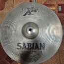 Kruhové činely z kovu s jemným žebrováním povrchu. Na horní části je logo XS 20 a nápis Hats 14"/36 cm. Ve spodní části je velký nápis SABIAN s grafi…