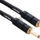 Dvě černé audio kabelové konektory se zlatými hroty. Na černých gumových krytech je bílý nápis BOSS. Povrch konektorů má v horní části vroubkování pr…