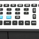 Detail ovládacího panelu elektronického nástroje s bílým pozadím a černými tlačítky. Jsou zde vidět nápisy jako PATTERN/SONG, PRESET/USER, STEP EDIT,…