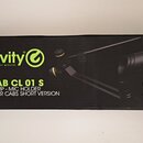 Fotografie znázorňuje černou obalovou krabici s produktem. Na krabici je zelené logo Gravity a nápis stand your ground. Je zde uveden model MS CAB CL…