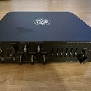 Černý basový předzesilovač s nápisem DARKGLASS ELECTRONICS a MICROTUBES. Na horní straně je bílé kruhové logo s ornamentem. Přední panel obsahuje vst…