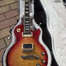 Elektrická kytara s tónem sunburst a plochou vrstvovanou horní deskou z javoru. Nástroj má dva humbuckery, čtyři ovládací knoflíky a v hradle je umís…