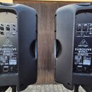 Dva černé plastové aktivní reproduktory z pohledu zadního panelu. Na obou je vidět nápis behringer EUROLIVE B115D a text ACTIVE D-WAY 15" PA SPEAKER…