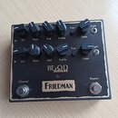 Černý kytarový efekt s nápisy BE O.D deluxe a FRIEDMAN. Na horní straně se nachází dvě řady ovládacích knoflíků s popisky Vol, Bass, Mid, Treble, Pre…