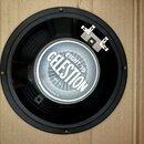 Černý reproduktor s kovovým rámem a připojovacími svorkami. Uprostřed je štítek s nápisy CELESTION, EIGHT 15, GBC-15 a CELESTION INTERNATIONAL LTD. P…