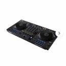 Černý DJ kontroler s dvěma velkými jog-koly a centrálním mixážním sekcí. Na levé straně je bílý nápis serato a v dolní části doprava nápis rekordbox.…
