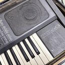 Černý elektronický klavír s bílými a černými klávesami. Na pravé straně je nápis MULTIMEDIA MUSI STATION a logo SOLTON, povrch v této části je výrazn…