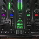 Černý DJ mixér s čtyřmi kanály, vybavený faderem, knoflíky a podsvícenými tlačítky. Na spodní liště je bílé logo engine a nápis 4-DECK STAND-ALONE PR…
