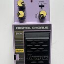 Fialový efekt pedál s nápisem DIGITAL CHORUS a označením DSC10. Na spodní části je černý stupňovací spínač s logem Ibanez. Horní panel obsahuje tři ž…