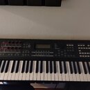 Černý digitální klavír s bílými a černými klávesami. Na levé straně je bílé logo YAMAHA a vpravo nápis MOX8. Horní panel obsahuje displej, několik po…