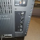 Detail zadní strany šedého audio zařízení značky SONY. Je zde vidět panel s konektory OUT LINE (R, L) a ovládací panel s knoflíky INPUT (SPEAKER/LINE…
