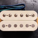 Bílý humbucker s dvěma cívkami a plastovým krytem. Horní cívka má šest kovových šroubů, spodní cívka šest kovových kolíků. Z nástroje vedou modré a z…