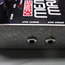 Kousek efektového pedálu s kovovým šasi stříbrné barvy. Na horní černé ploše jsou viditelny nápisy BLEND, LEVEL a DIRECT OUT, EFFECT OUT oraz část lo…