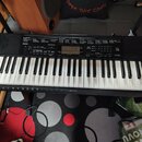Černý digitální klavír s bílými a černými klávesami. Na levé straně ovládacího panelu je bílé logo CASIO a vedle něj nápis CTK-3500. V dolní části po…