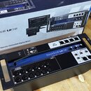 Digitální mixážní pult Soundcraft Ui16 umístěný v černém transportním case. Na zařízení jsou viditelné nápisy Soundcraft Ui16, Lexicon a dbx. V horní…